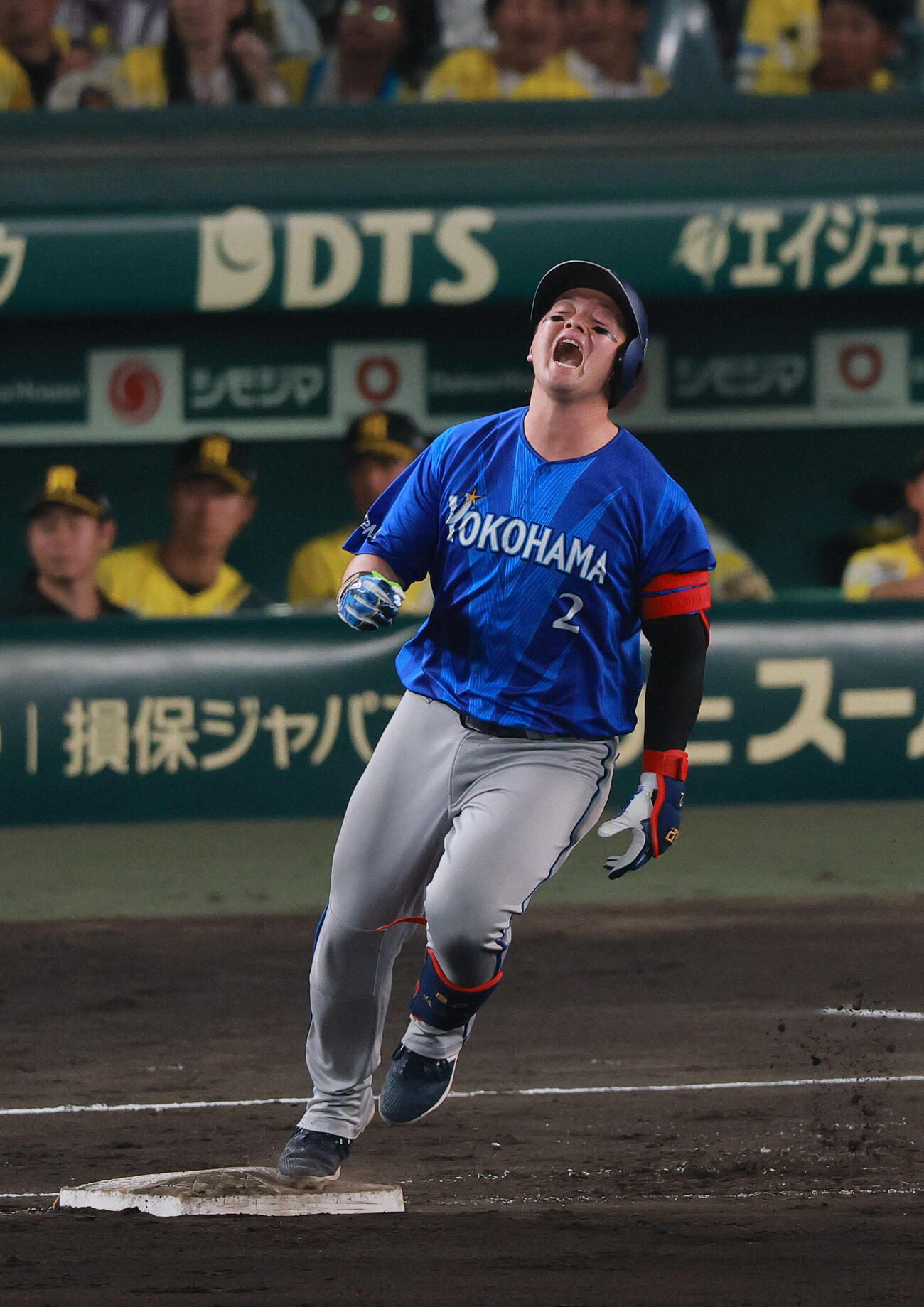 阪神対DeNA 8回表DeNA2死、牧秀悟は右飛に倒れ悔しがる（撮影・上山淳一）