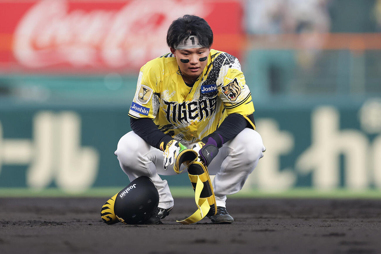 阪神対DeNA 3回裏阪神2死、中飛に倒れ悔しがる森下翔太（撮影・前田充）