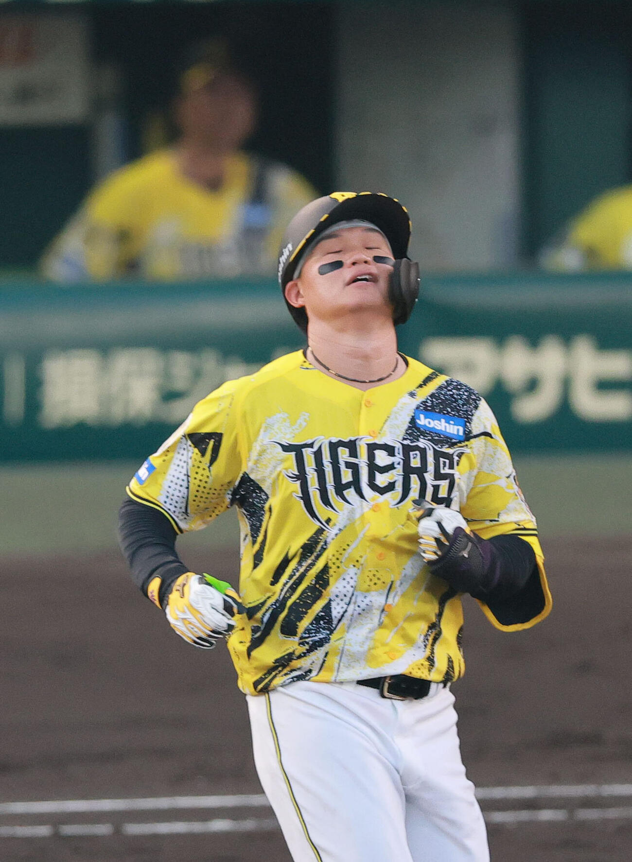 阪神対DeNA 3回裏阪神2死、森下翔太を中飛に倒れ悔しがる（撮影・上山淳一）