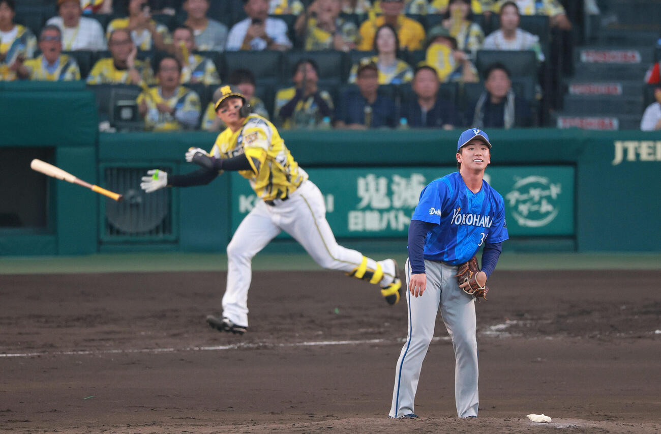 阪神対DeNA 3回裏阪神2死、篠木健太郎（手前）は森下翔太を中飛に仕留める（撮影・上山淳一）