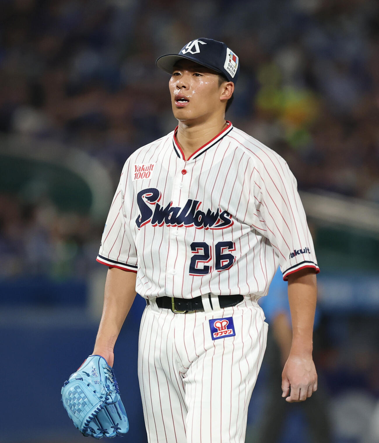 ヤクルト対中日　6回表を終え、汗だくでベンチに戻る山野太一（撮影・増田悦実）