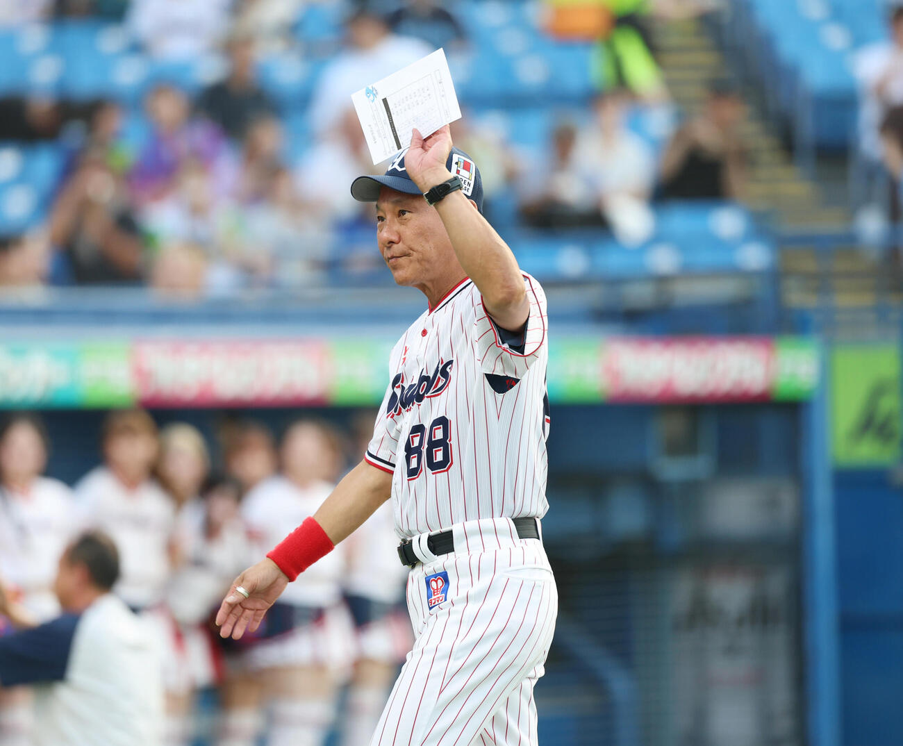ヤクルト対中日　メンバー表交換を終手を振りながらえベンチに戻るヤクルト池山隆寛監督（撮影・増田悦実）