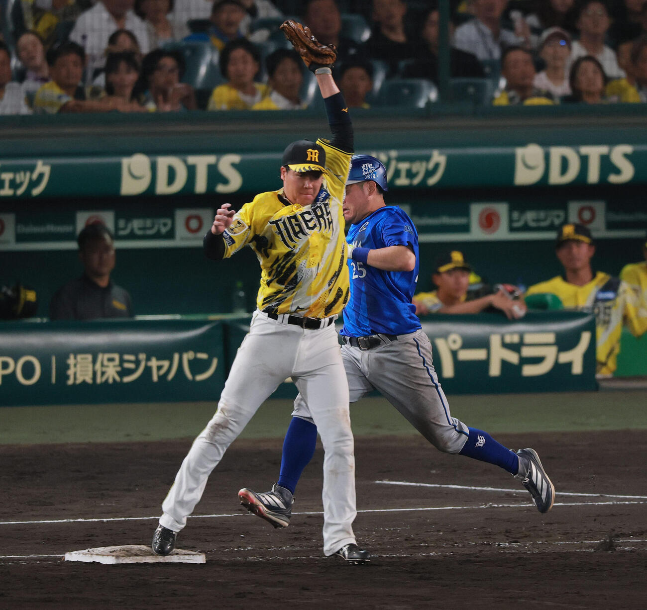 阪神対DeNA 9回表DeNA2死、一塁手大山悠輔（手前）は筒香嘉智を三ゴロに仕留める（撮影・上山淳一）