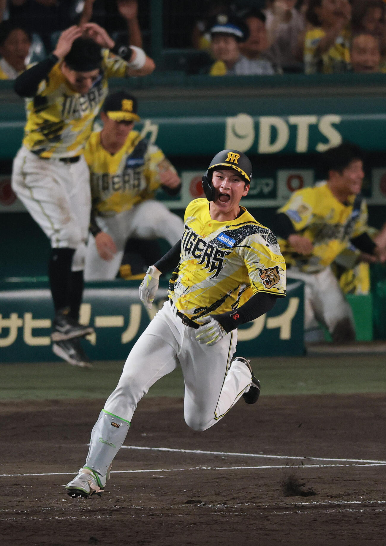 阪神対DeNA 11回裏阪神2死二塁、高寺望夢（手前）はサヨナラ適時二塁打を放ち歓喜する（撮影・上山淳一）
