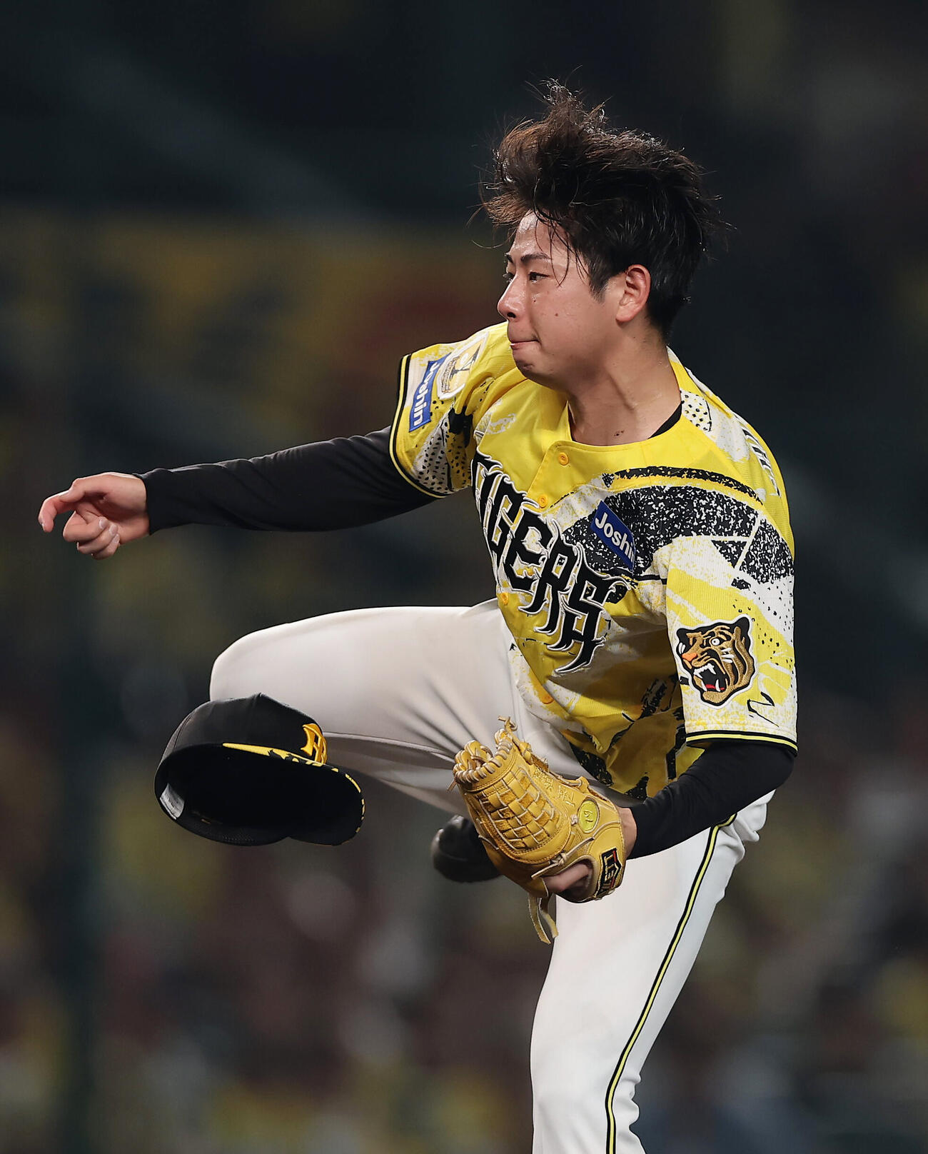 阪神対DeNA 6回表、帽子を飛ばして力投する阪神先発の下村海翔（撮影・前田充）