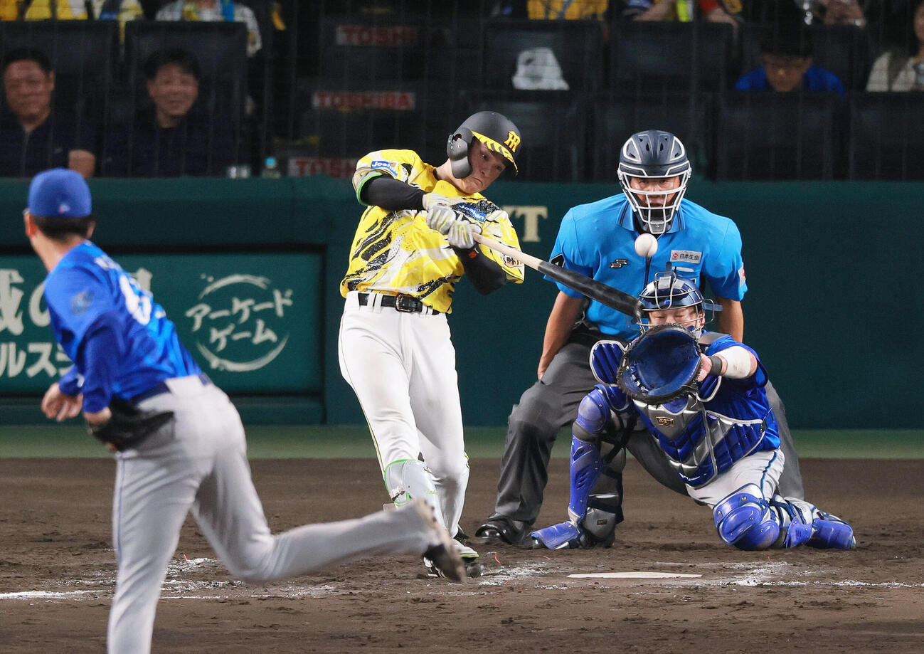 阪神対DeNA 11回裏阪神2死二塁、高寺望夢はサヨナラ適時二塁打を放つ（撮影・上山淳一）