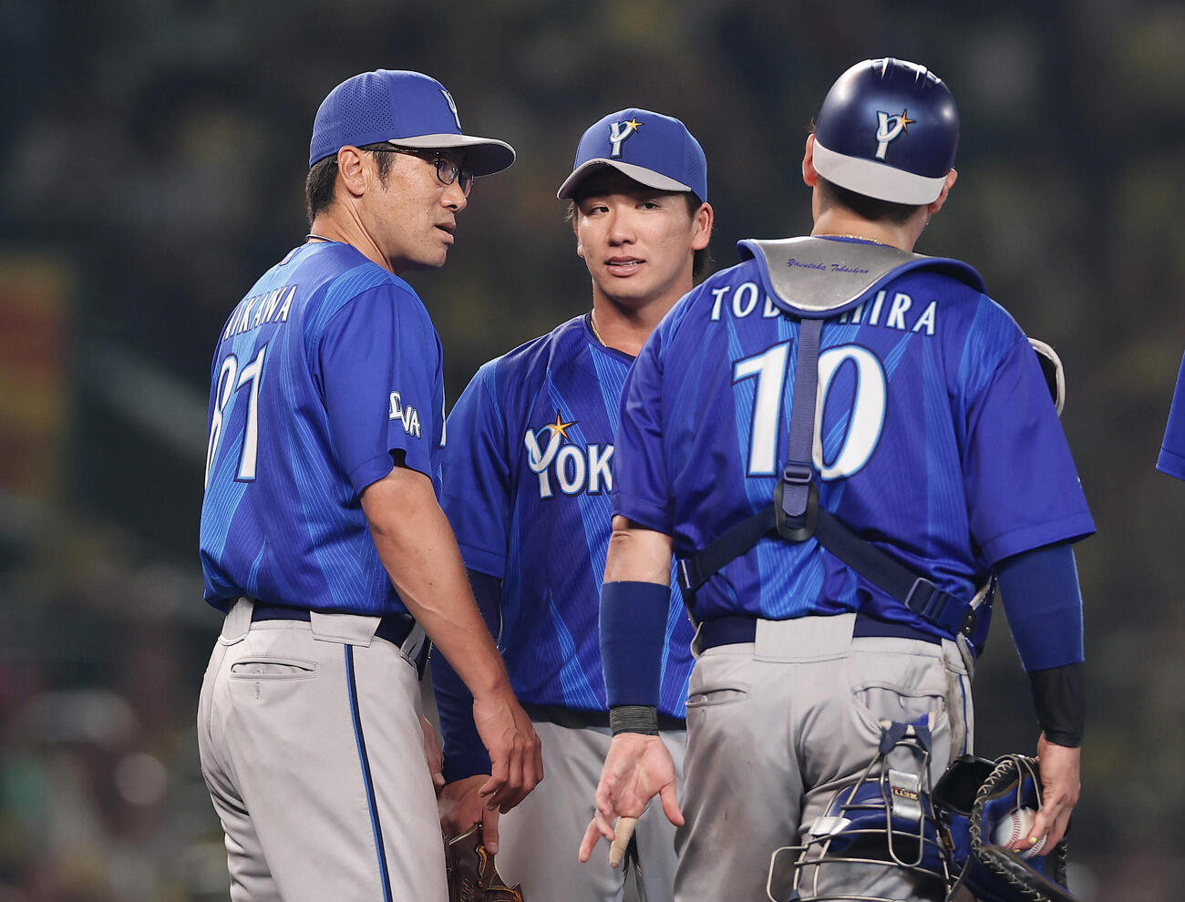 阪神対DeNA 5回裏阪神2死一、二塁、篠木健太郎（中央）に交代を告げる相川亮二監督（左）（撮影・前田充）