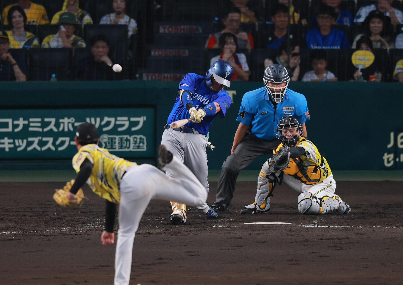阪神対DeNA 5回表DeNA2死、戸柱恭孝は二塁打を放つ（撮影・上山淳一）