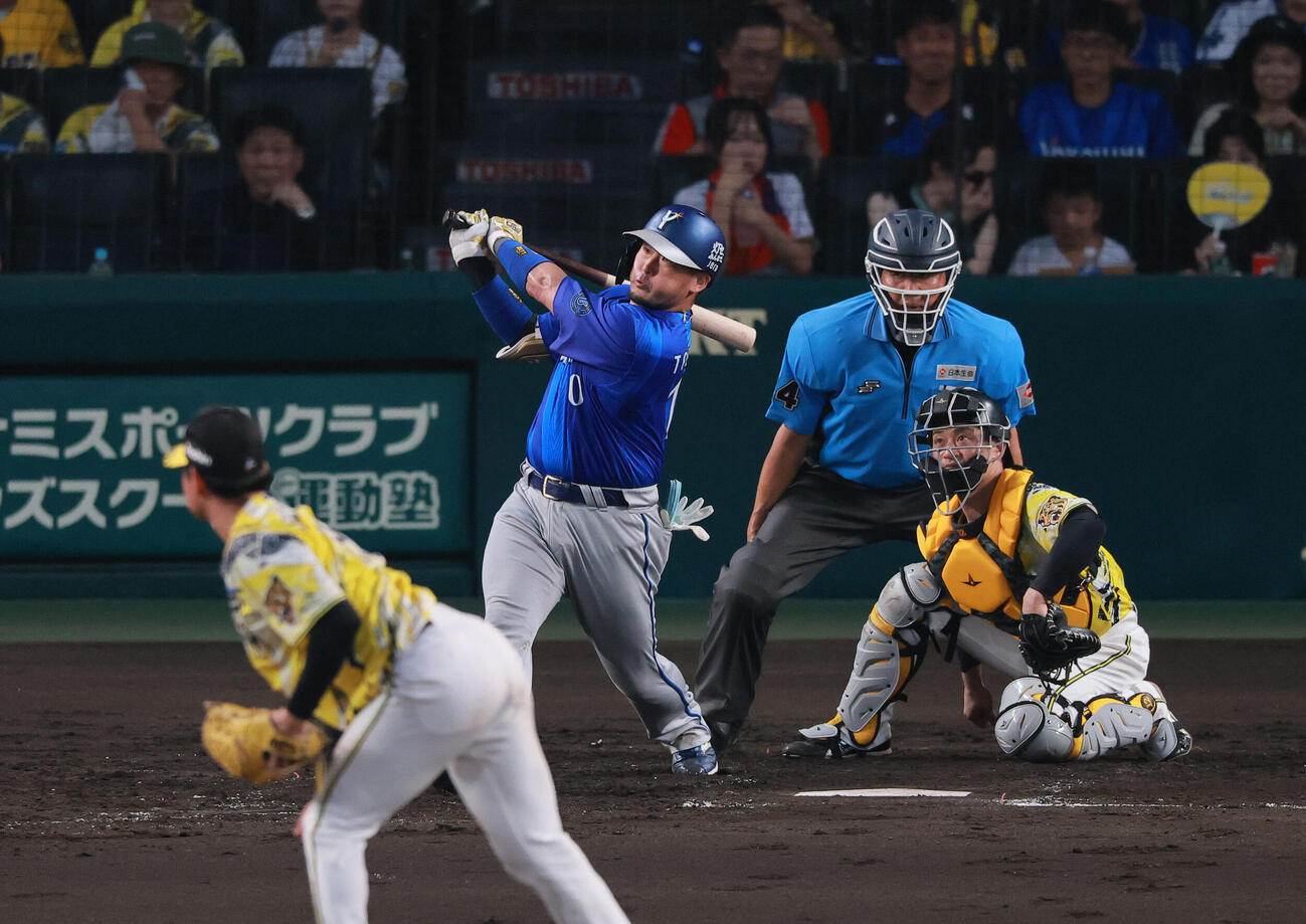 阪神対DeNA 5回表DeNA2死、戸柱恭孝は二塁打を放つ（撮影・上山淳一）