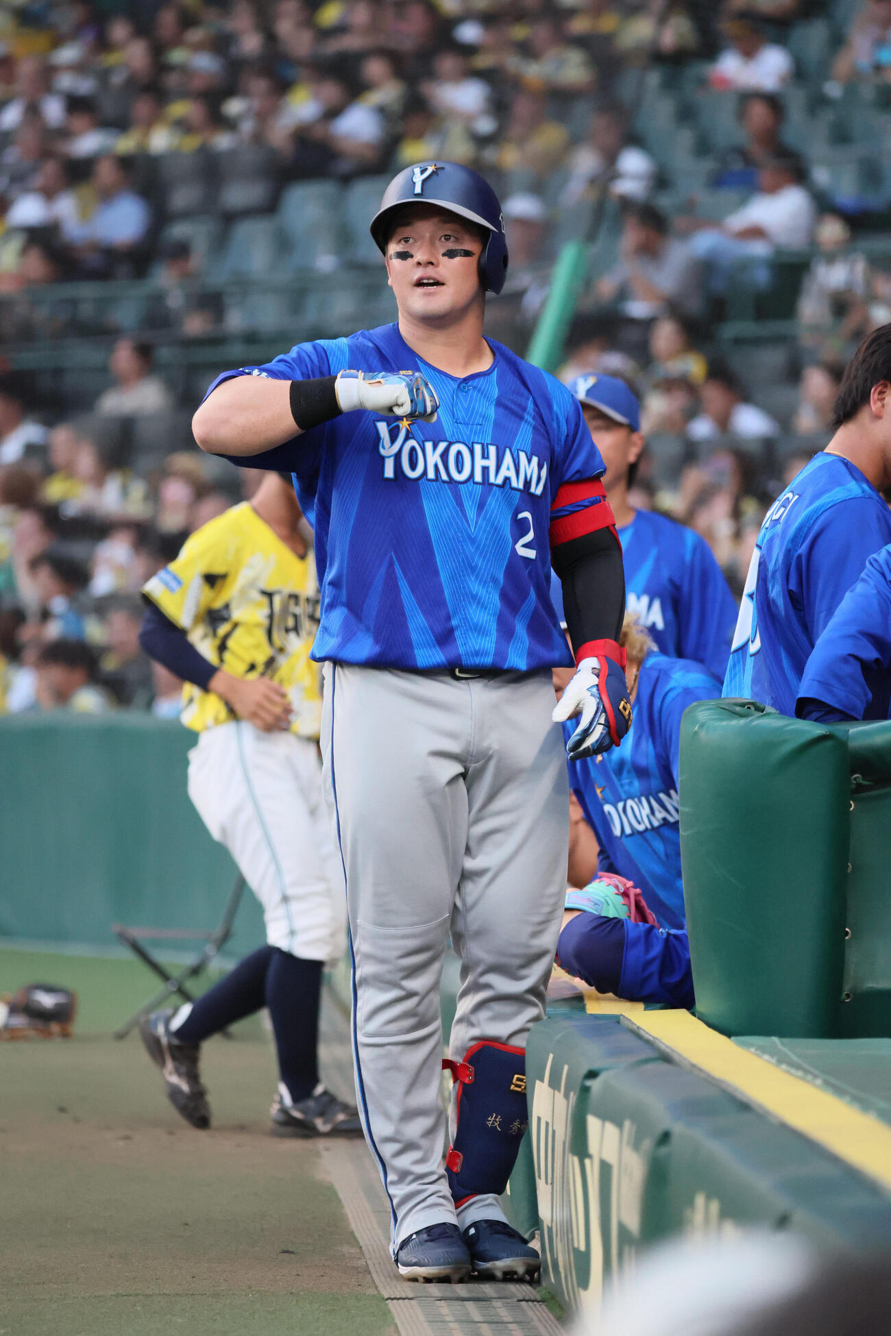 阪神対DeNA 4回表DeNA1死、牧秀悟は先制本塁打を放ちデスターシャ（撮影・宮崎幸一）