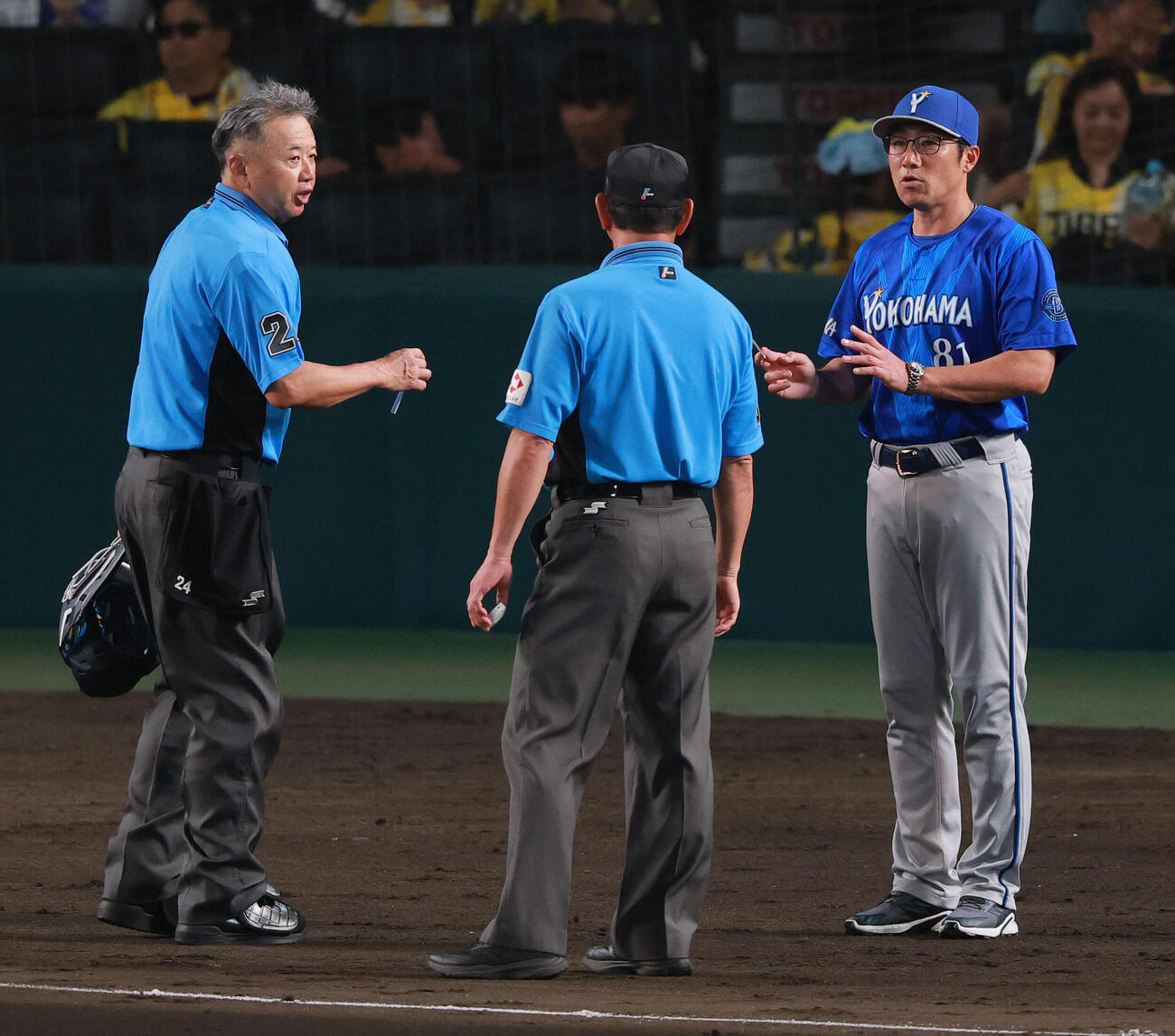 阪神対DeNA 9回裏、伊勢大夢の途中交代を告げる相川亮二監督（右）（撮影・上山淳一）