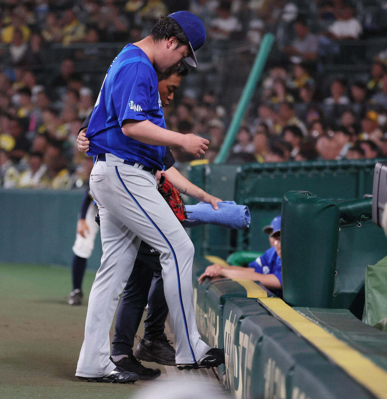 阪神対DeNA 9回裏阪神1死、伊勢大夢は突如ふらつき降板となる（撮影・宮崎幸一）