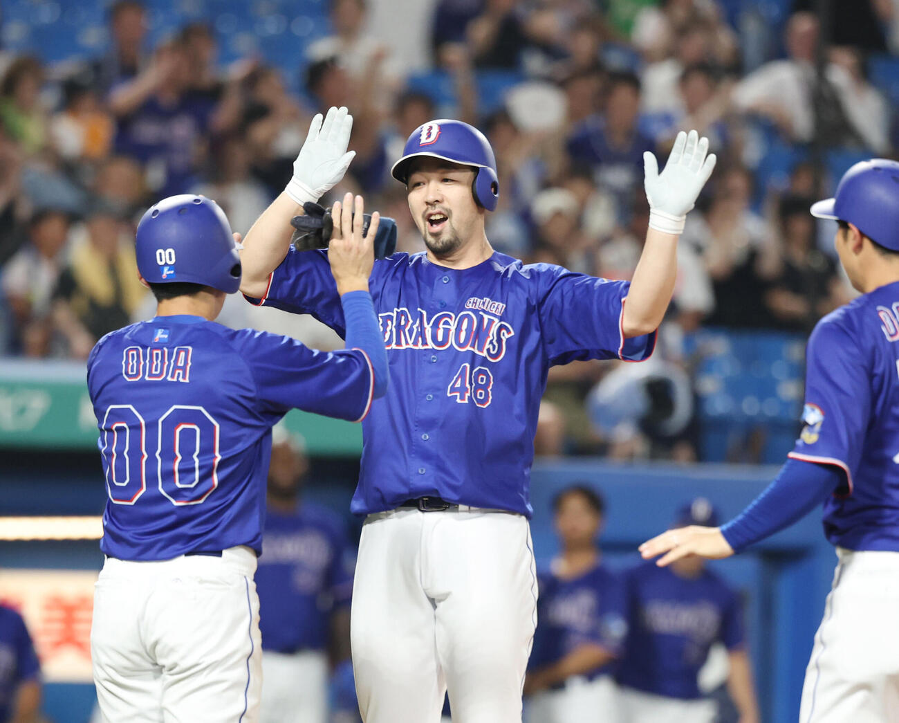 ヤクルト対中日　8回表中日無死一塁、2点本塁打を放ち笑顔で生還する阿部寿樹（撮影・増田悦実）