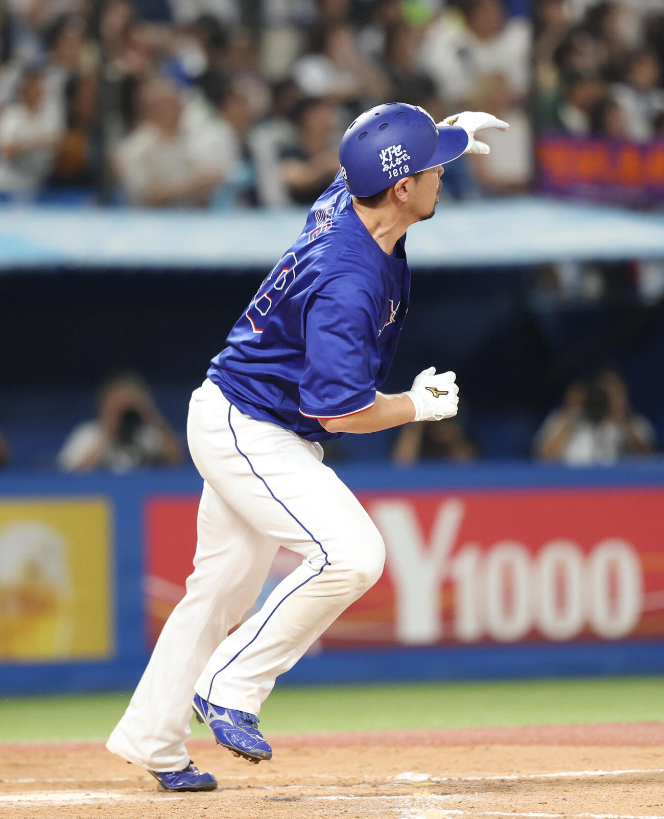 ヤクルト対中日　8回表中日無死一塁、2点本塁打を放つ阿部寿樹（撮影・増田悦実）