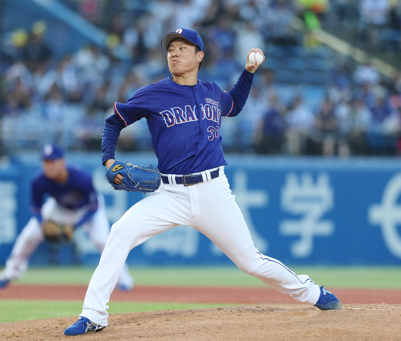 ヤクルト対中日　力投する中日先発の松葉貴大（撮影・増田悦実）