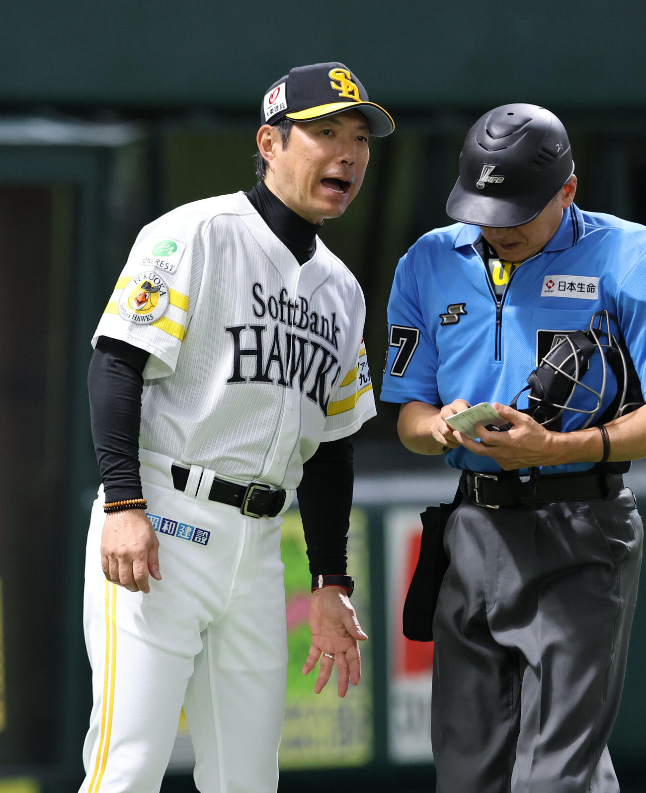 ソフトバンク対オリックス　審判に選手交代を告げるソフトバンク小久保裕紀監督（撮影・梅根麻紀）