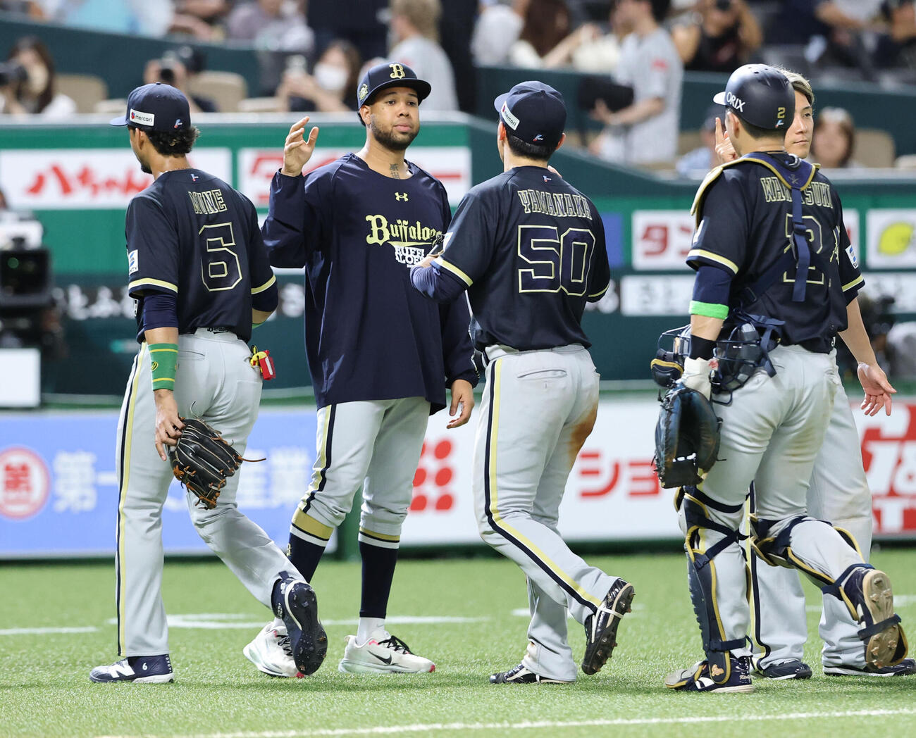 ソフトバンク対オリックス　9勝目を飾ったオリックスのエスピノーザはナインを出迎える（撮影・梅根麻紀）