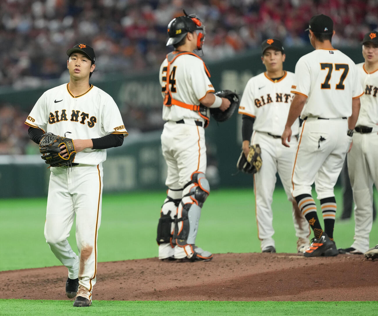 巨人対広島　6回途中でマウンドを降りる巨人の先発山崎伊織（撮影・たえ見朱実）