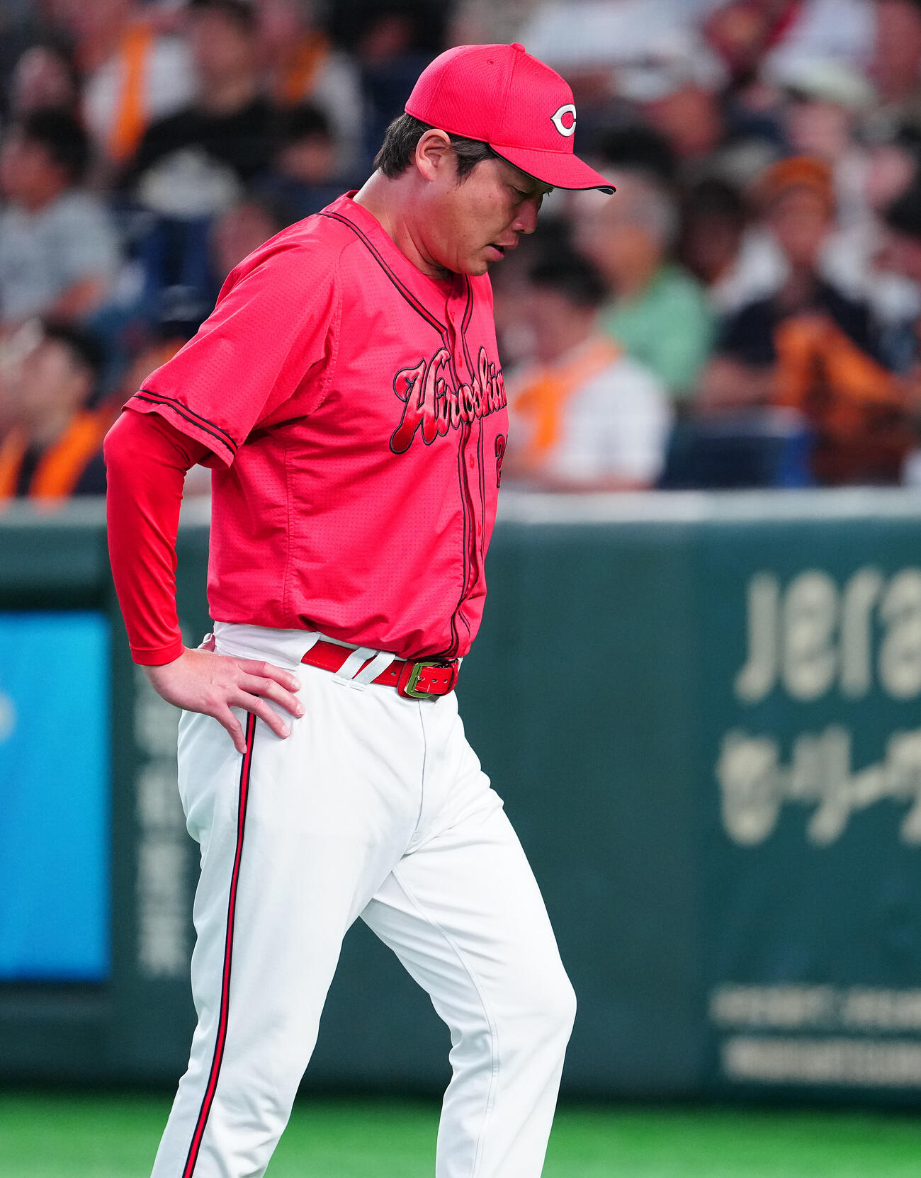 巨人対広島　5回裏の選手交代を告げ、うつむきながらベンチへ戻る広島新井貴浩監督（撮影・鈴木みどり）