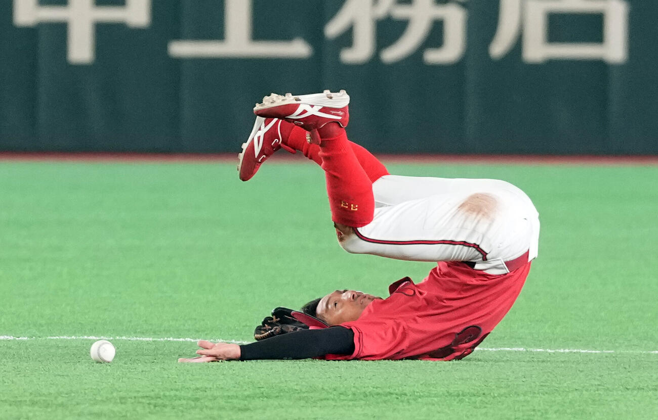 巨人対広島　1回裏巨人無死一塁、吉川尚輝の打球をファンブルする二塁手菊池涼介（撮影・たえ見朱実）