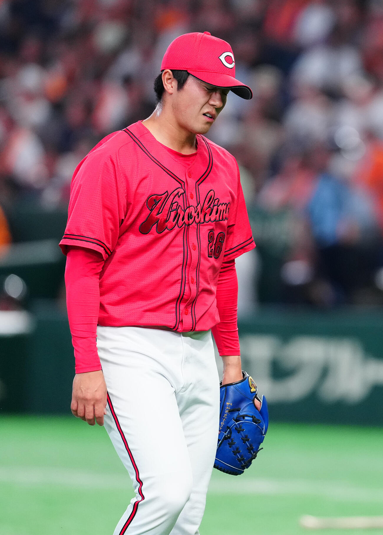 巨人対広島　5回裏を終え、顔をしかめながらベンチへ戻る広島益田武尚（撮影・鈴木みどり）