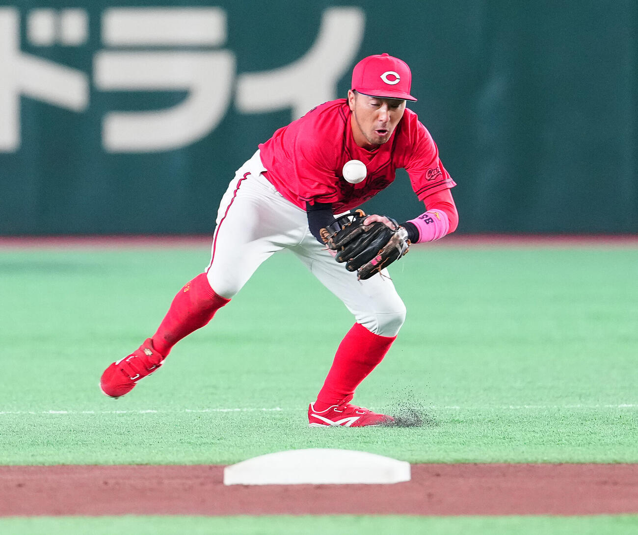 巨人対広島　1回裏巨人無死一塁、吉川尚輝の打球をファンブルする二塁手菊池涼介（撮影・鈴木みどり）