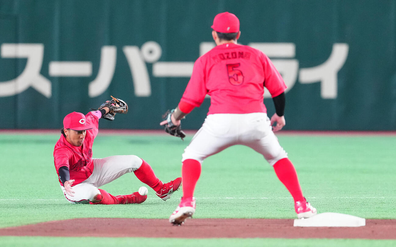 巨人対広島　1回裏巨人無死一塁、吉川尚輝の打球をファンブルする二塁手菊池涼介（撮影・鈴木みどり）