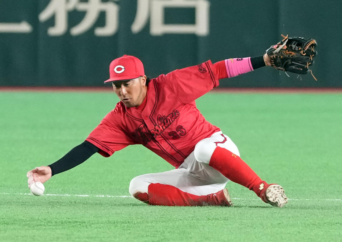 巨人対広島　1回裏巨人無死一塁、吉川尚輝の打球をファンブルする二塁手菊池涼介（撮影・たえ見朱実）