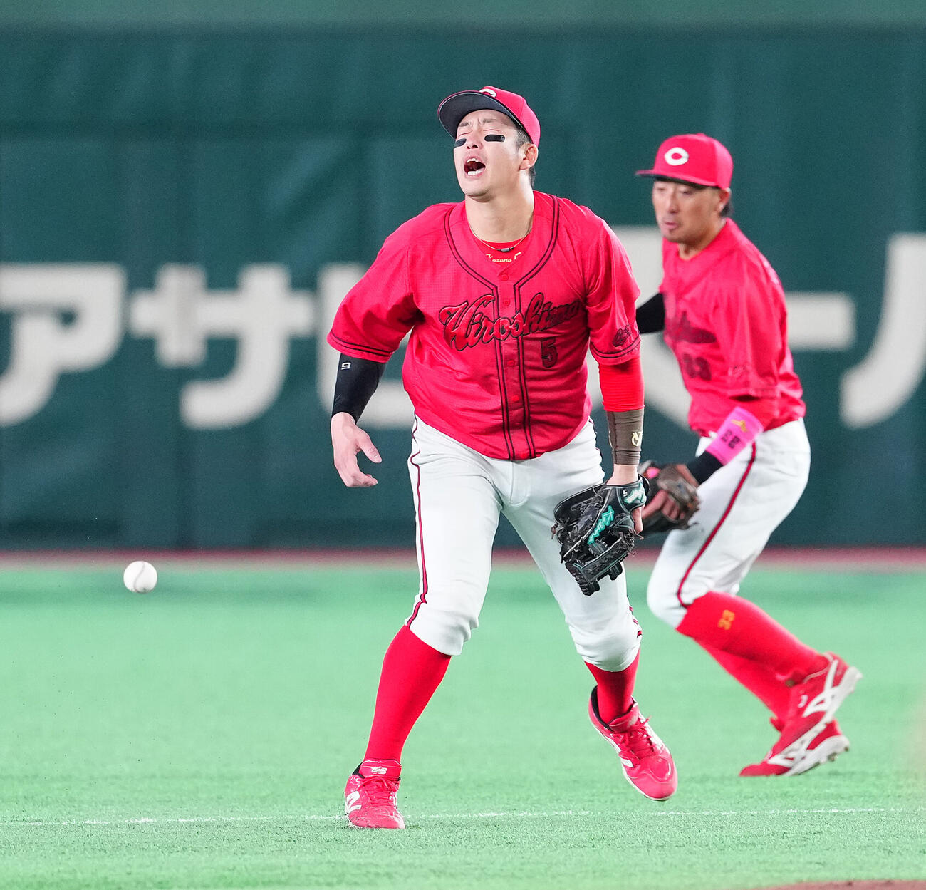 巨人対広島　4回裏巨人1死二塁、吉川尚輝の打球を捕れず悔しがる遊撃手小園海斗（撮影・鈴木みどり）
