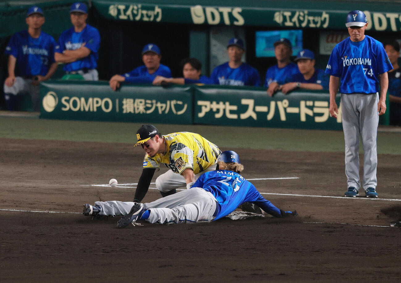 阪神対DeNA 11回表DeNA1死一、二塁、打者佐野恵太の時、二走三森大貴（手前）はダブルスチールを成功させる。三塁手佐藤輝明（撮影・上山淳一）