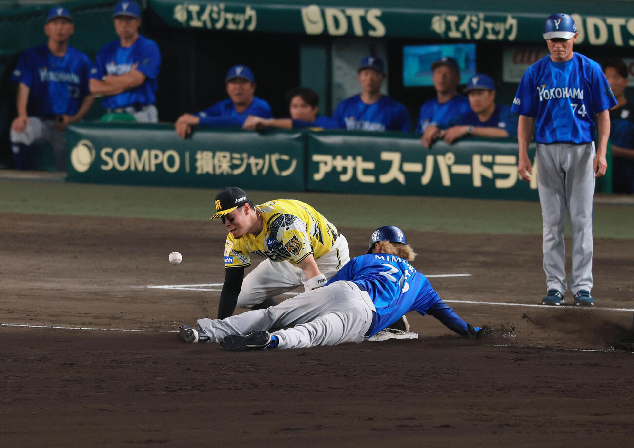 阪神対DeNA 11回表DeNA1死一、二塁、打者佐野恵太の時、二走三森大貴（手前）はダブルスチールを成功させる。三塁手佐藤輝明（撮影・上山淳一）