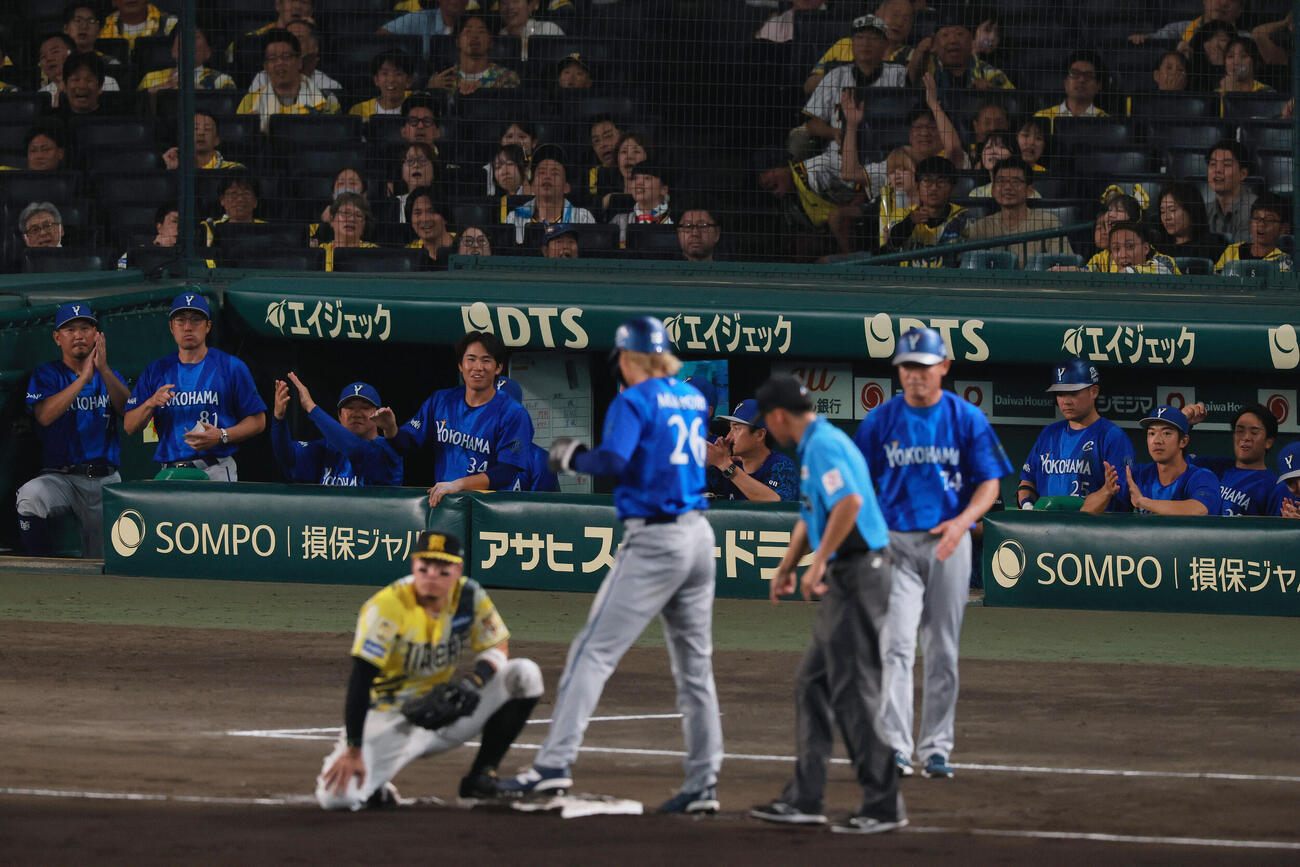 阪神対DeNA 11回表DeNA1死一、二塁、打者佐野恵太の時、ダブルスチールに成功し盛り上がるDeNAの選手ら（撮影・上山淳一）