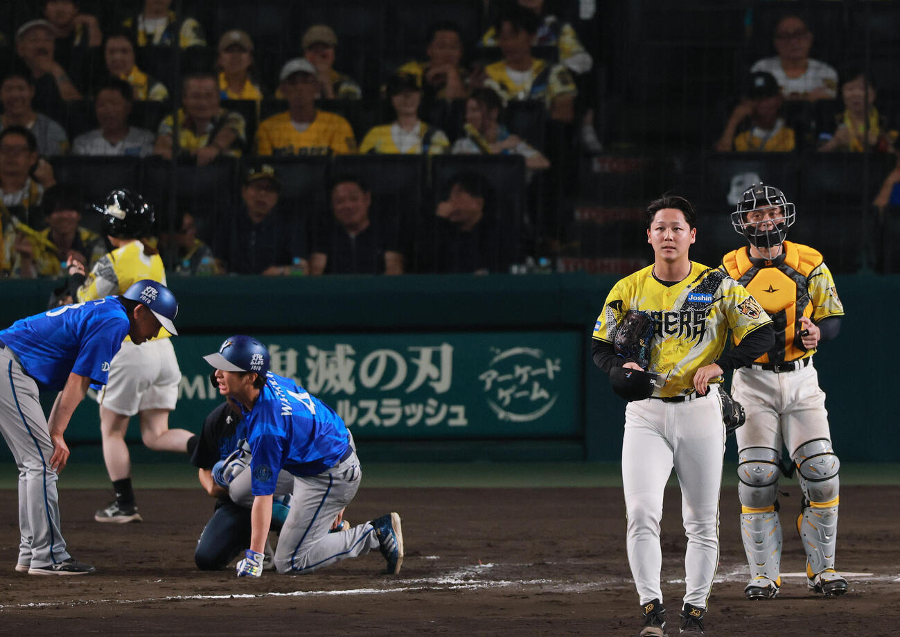 阪神対DeNA 11回表DeNA2死二、三塁、木下里都（手前）は度会隆輝に死球を与える（撮影・上山淳一）