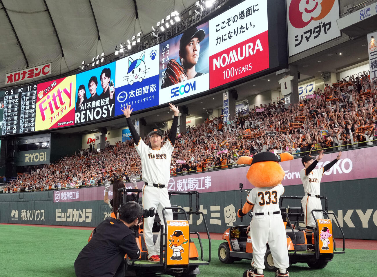 巨人対広島　今季1勝目を挙げファンの声援に応える巨人山崎伊織。右は浦田俊輔（撮影・たえ見朱実）