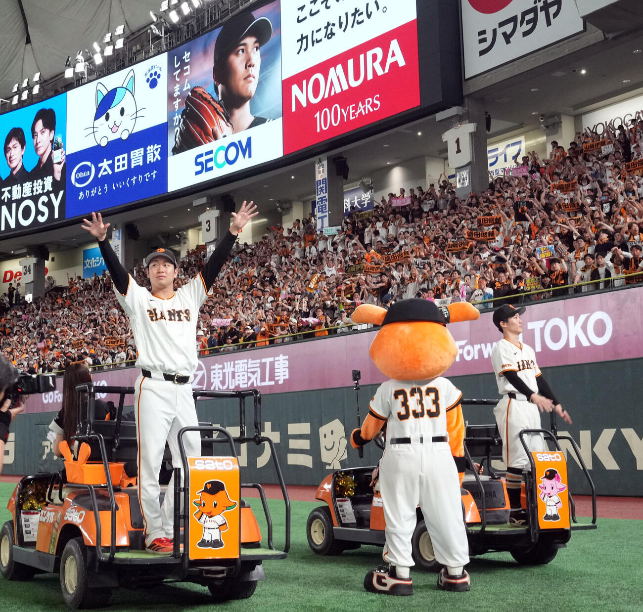 巨人対広島　今季1勝目を挙げファンの声援に応える巨人山崎伊織。右は浦田俊輔（撮影・たえ見朱実）