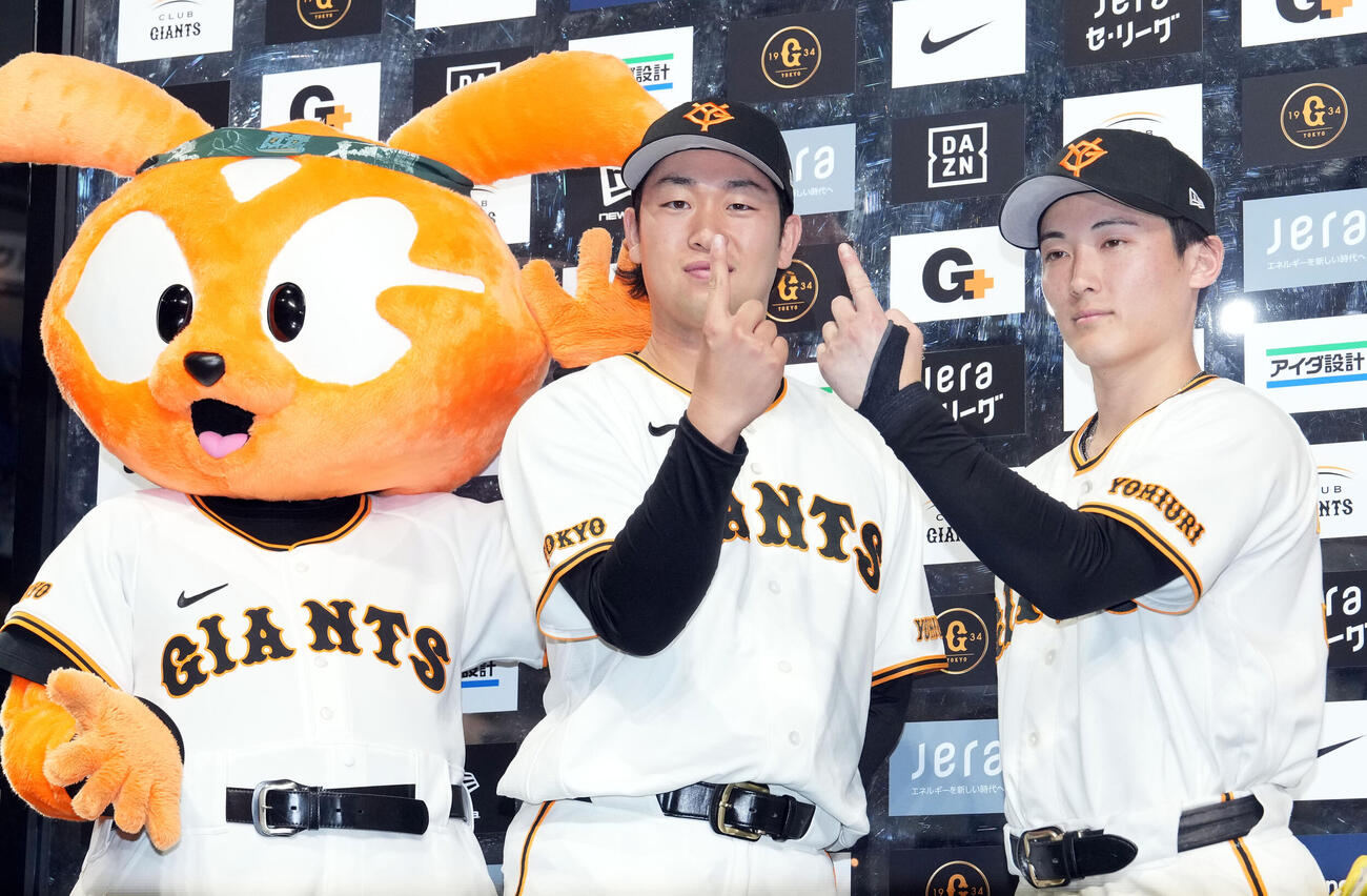 巨人対広島　今季1勝目を挙げた巨人山崎伊織（左）は浦田俊輔と「11打点」のポーズを決める（撮影・たえ見朱実）