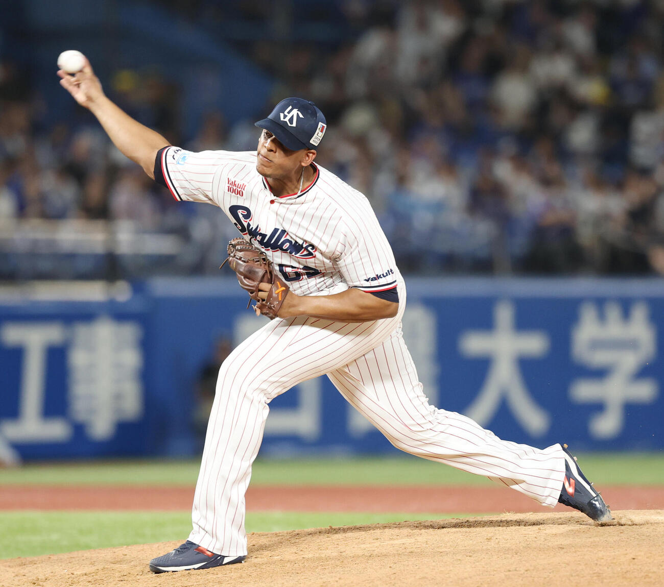 ヤクルト対中日　ヤクルト3番手で登板し力投するリランソ（撮影・増田悦実）