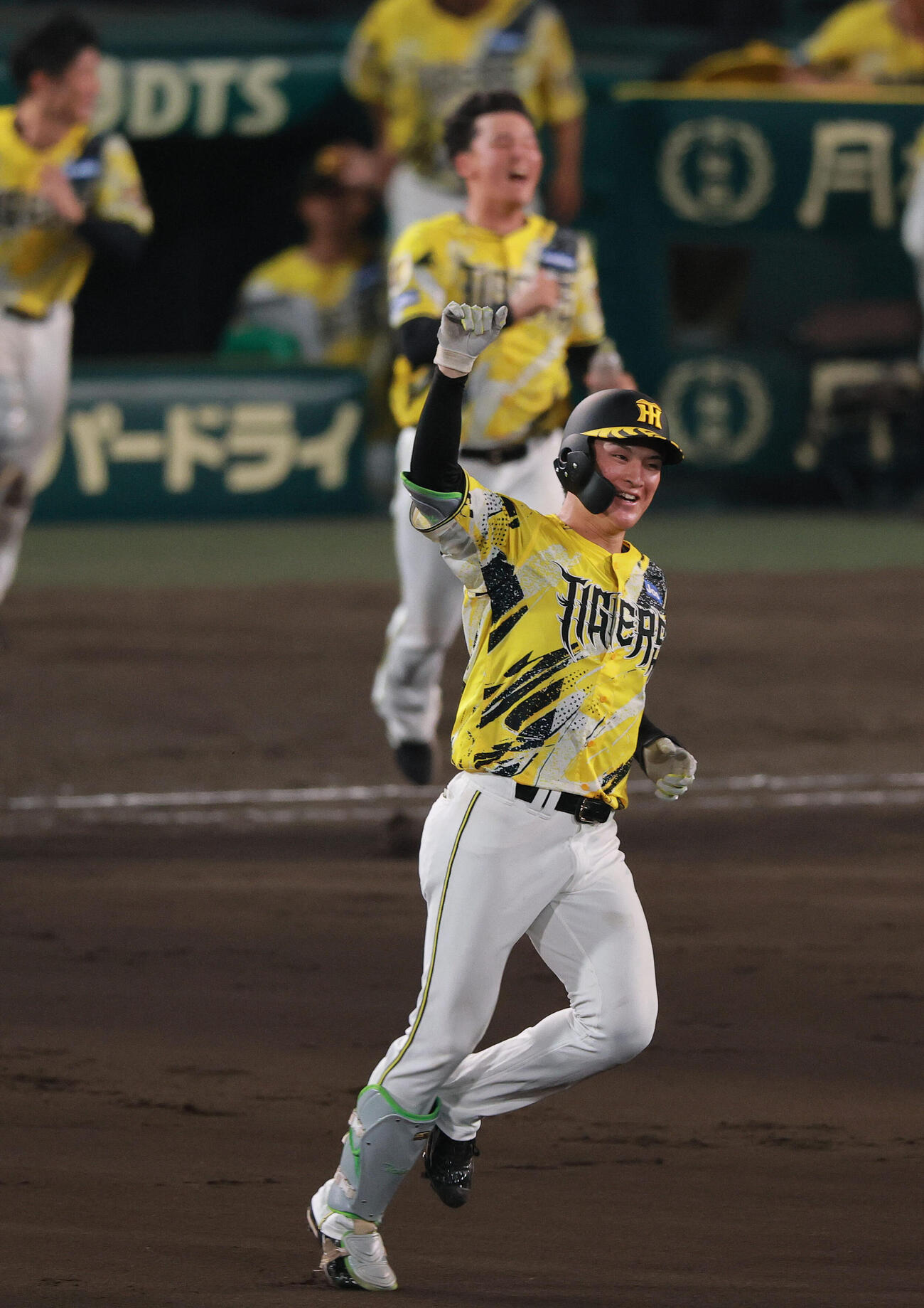 阪神対DeNA 11回裏阪神2死二塁、高寺望夢（手前）はサヨナラ適時二塁打を放ち歓喜する（撮影・上山淳一）