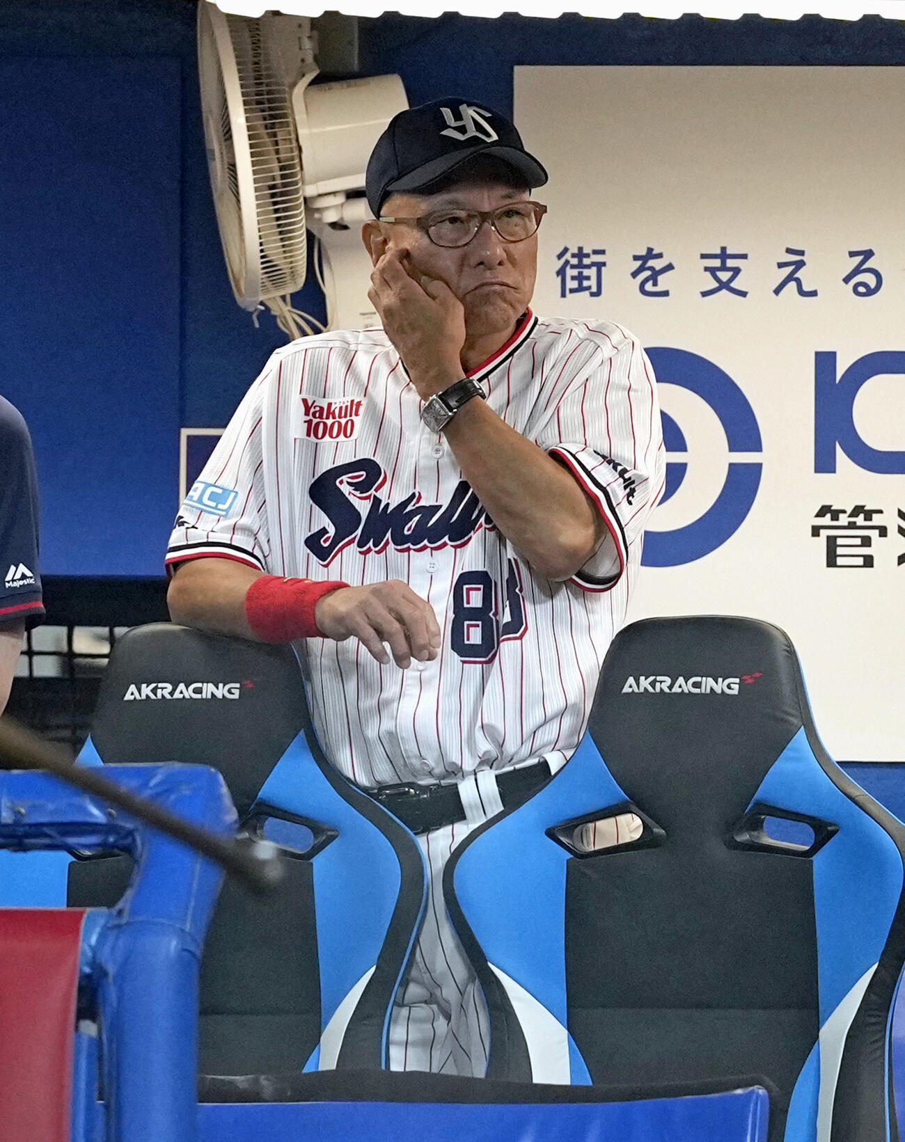 試合を見守るヤクルト・池山監督。今季ワーストタイの7連敗を喫した＝神宮