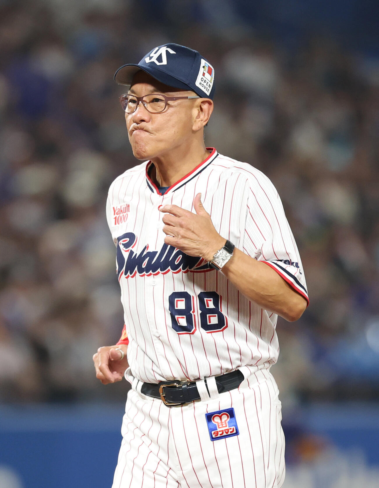 ヤクルト対中日　8回、投手交代を告げ険しい表情でベンチに戻る池山隆寛監督（撮影・増田悦実）
