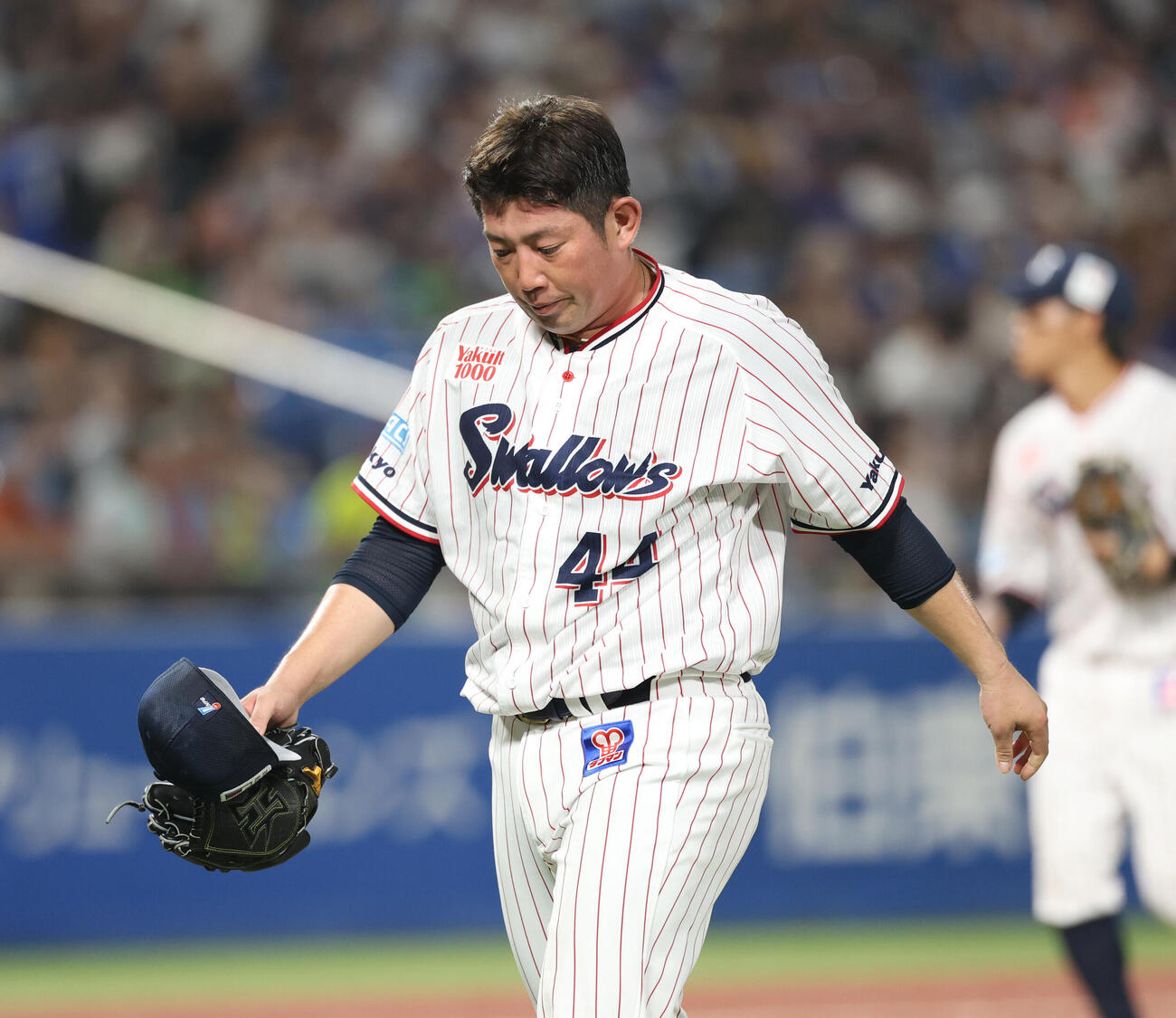ヤクルト対中日　8回、がっくりとベンチに引き揚げるヤクルト大西広樹（撮影・増田悦実）