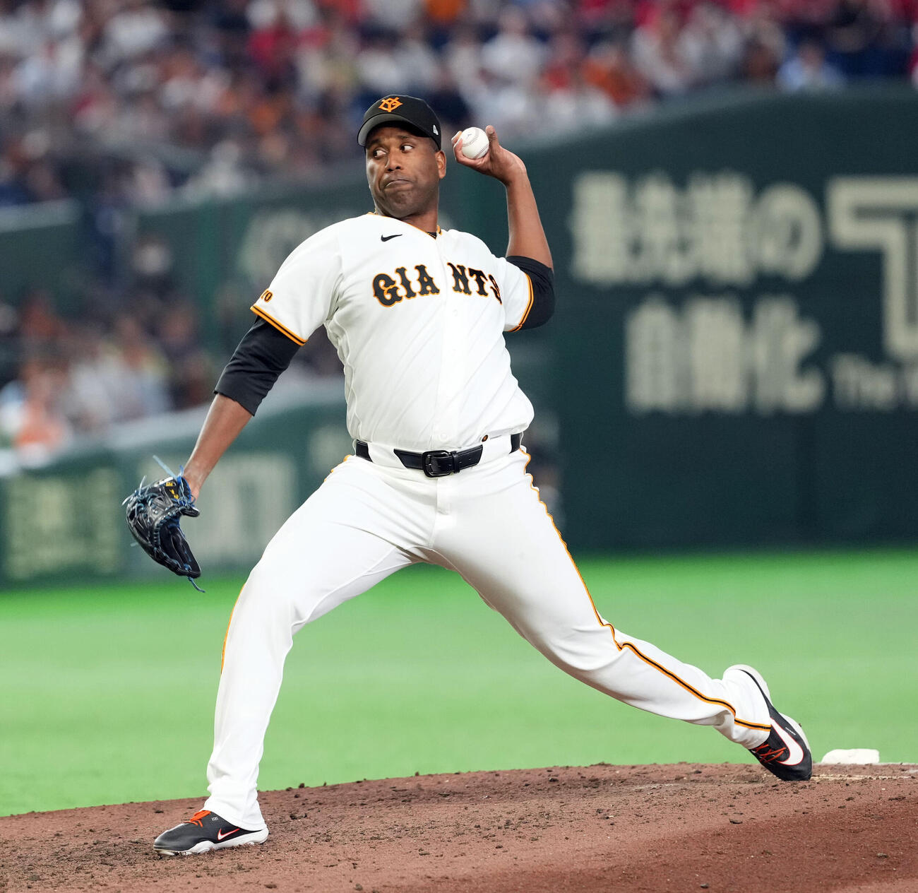 巨人対広島　9回からマウンドに上がった巨人アルベルト・バルドナード（撮影・たえ見朱実）