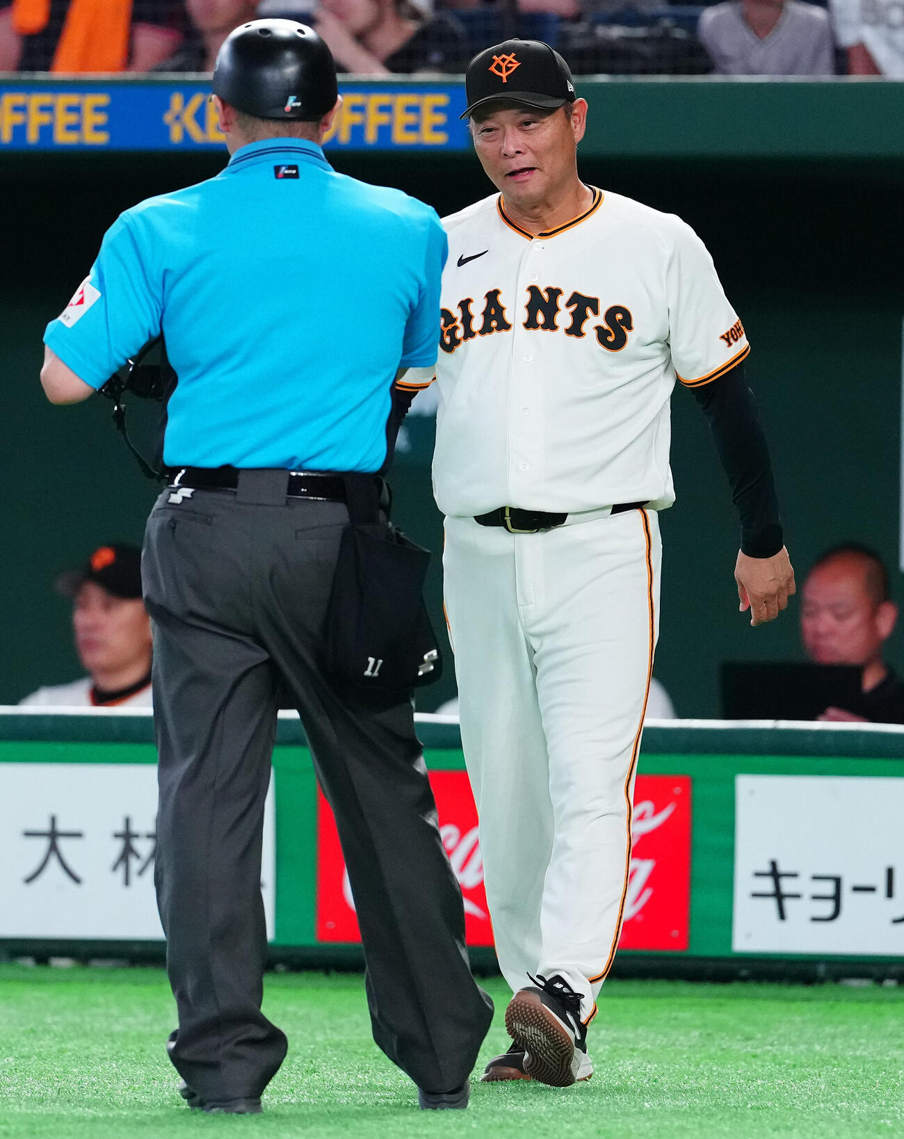巨人対広島　9回表、アルベルト・バルドナードの降板を告げる巨人橋上秀樹監督代行（撮影・鈴木みどり）