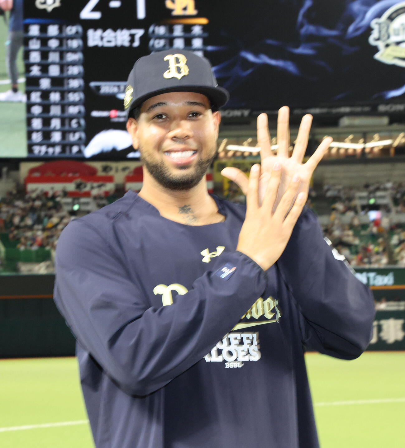 ソフトバンク対オリックス　9勝目を飾り笑顔を見せるオリックスのエスピノーザ（撮影・梅根麻紀）