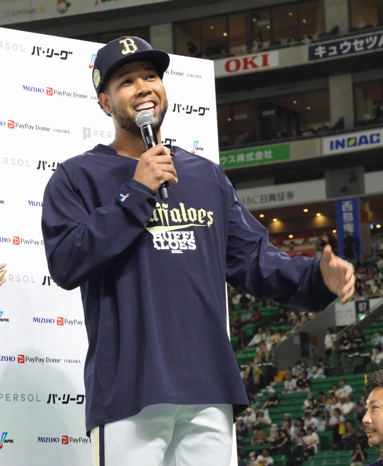 ソフトバンク対オリックス　勝利投手となったオリックスのエスピノーザはお立ち台笑顔を見せる（撮影・梅根麻紀）