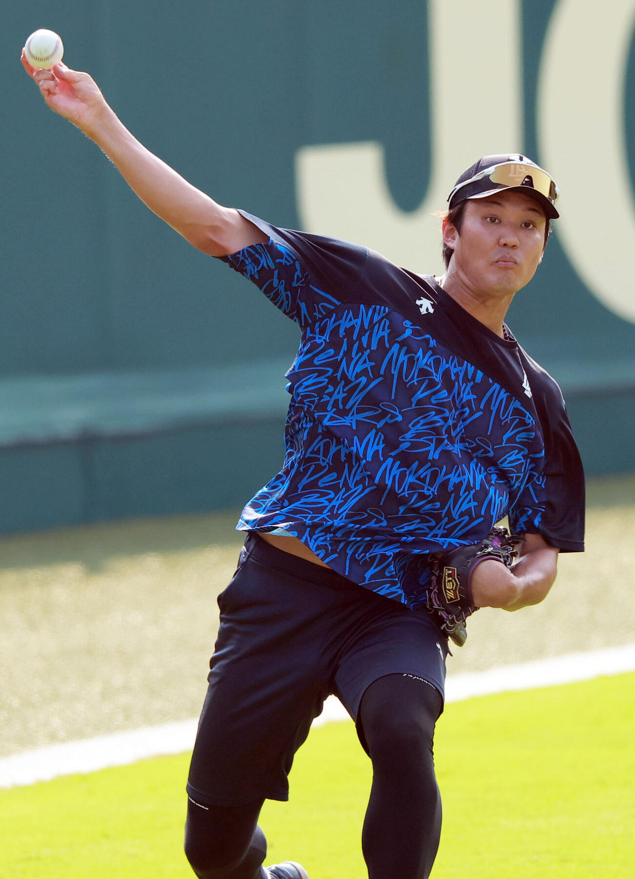 阪神対DeNA　試合前の練習で投球するDeNA藤浪晋太郎（撮影・上山淳一）