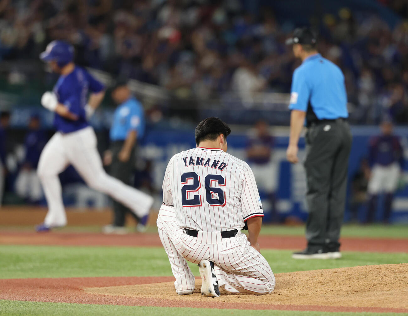 ヤクルト対中日　6回表中日1死一、二塁、阿部寿樹に3点本塁打を浴びがっくりとする山野太一（撮影・増田悦実）