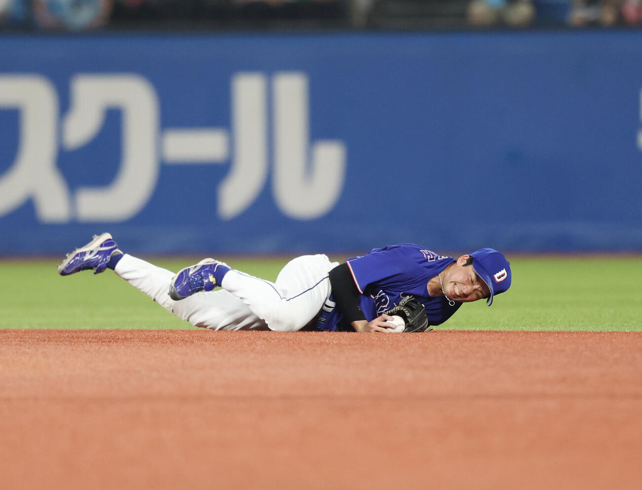 ヤクルト対中日　6回裏ヤクルト1死満塁、古賀優大を顔をしかめながら捕る田中幹也（撮影・増田悦実）