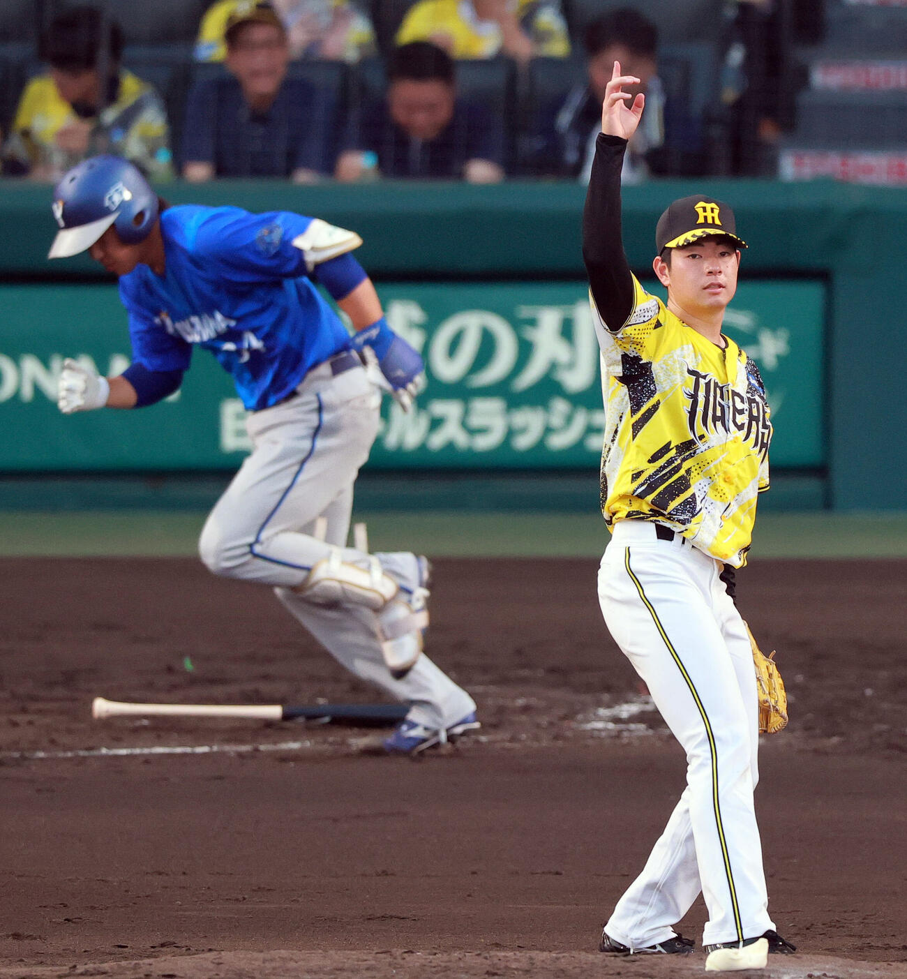 阪神対DeNA 3回表DeNA1死、下村海翔（手前）は宮下朝陽を遊飛に仕留める（撮影・上山淳一）