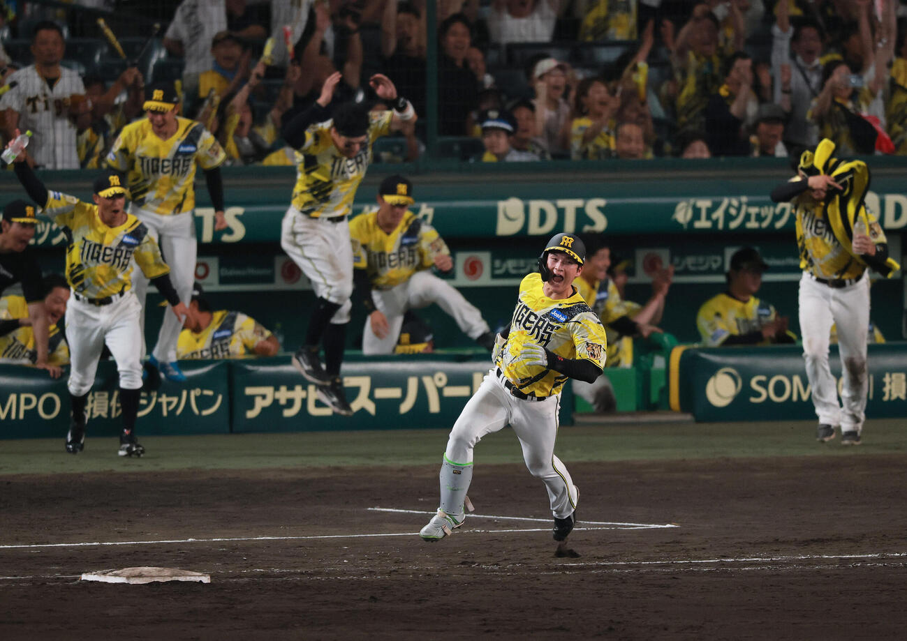 阪神対DeNA 11回裏阪神2死二塁、高寺望夢（手前）はサヨナラ適時二塁打を放ち歓喜する（撮影・上山淳一）